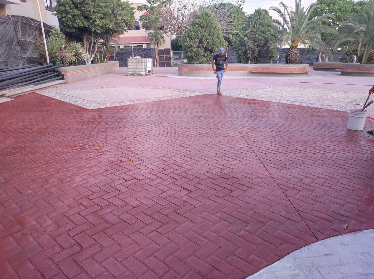 ConcreArteC's tweet photo. Aplicación de sellador acrílico, parque central Suchiapa Chiapas.

#ConcretoEstampado https://t.co/7NRbGeTrDI