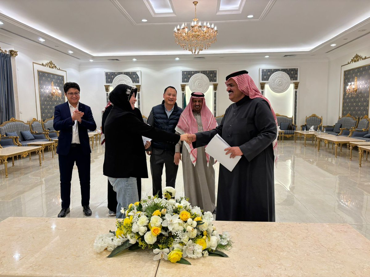 sl3sl's tweet photo. شركة عبدالرزاق وفهد المنور توقع عقد شراء 250 شاحنة من شركة فاو الصينية، وتوقع اتفاقية "وكيل رسمي لشركة فاو الصينية". https://t.co/T97KiTO0Gs