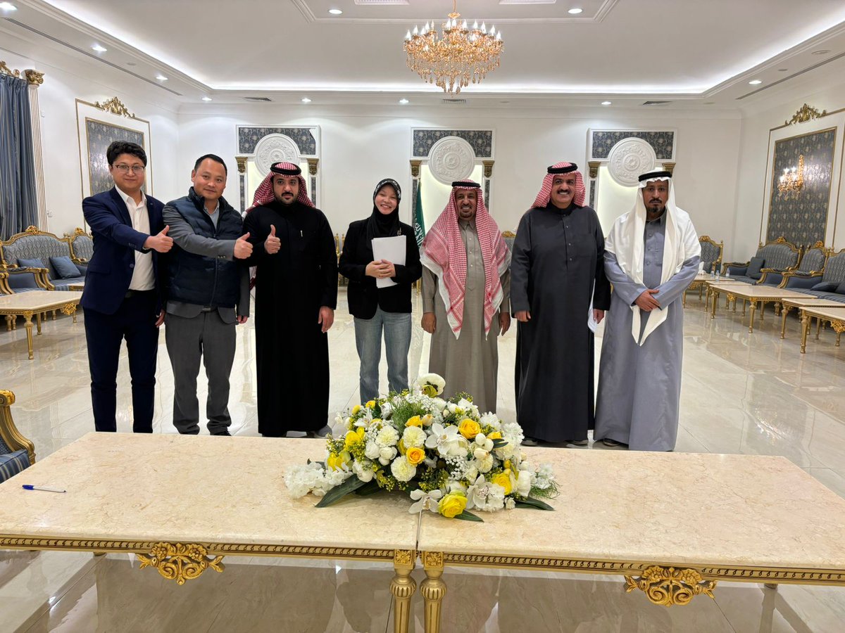 sl3sl's tweet photo. شركة عبدالرزاق وفهد المنور توقع عقد شراء 250 شاحنة من شركة فاو الصينية، وتوقع اتفاقية "وكيل رسمي لشركة فاو الصينية". https://t.co/T97KiTO0Gs