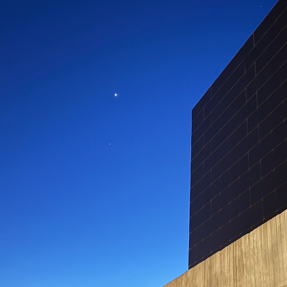 24 enero 2025. 18:48h #vilaseca
Ahi tienen al popular Lucero del alba (o Lucero del atardecer). Es el planeta Venus, el planeta más luminoso (la estrella más luminosa es Sirius)
¿Ven abajo otro puntito? Es Saturno, el de los anillos.