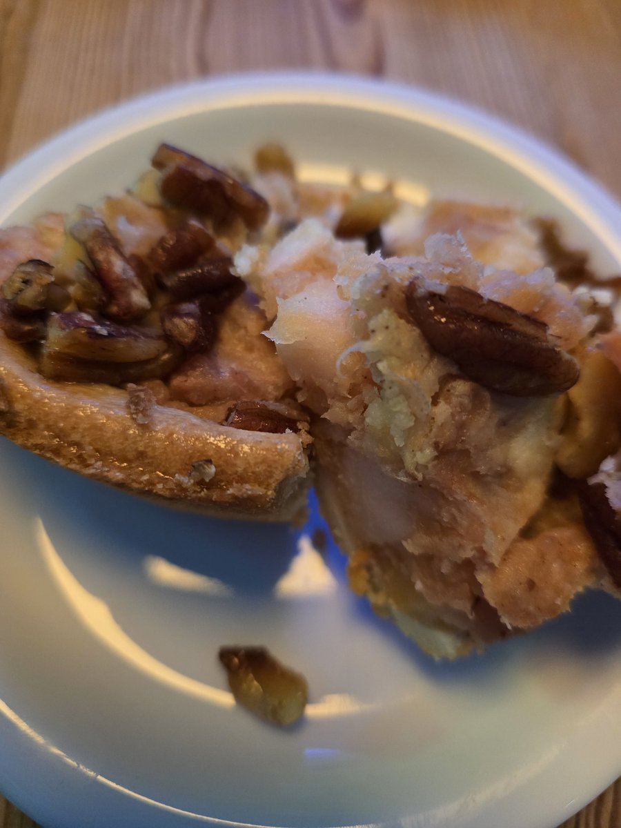 m_borgmeijer's tweet photo. Stoofperen notentaart! 😋 #Dessert #Appel #Noten #Taart https://t.co/lBMe42xg0Y
