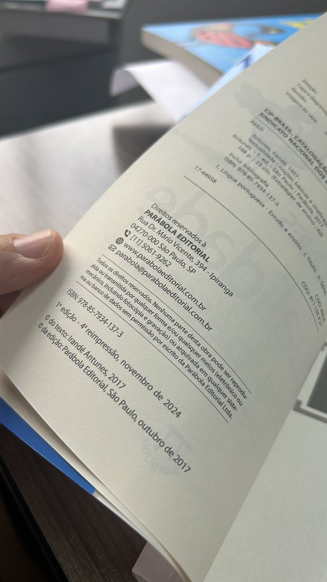 MarcioniloM's tweet photo. Prometo que é a última (de 2024): simplesmente ‘Textualidade’, de Irandé Antunes, em 4a. reimpr. Seguimos por aqui aquecendo os motores com novos títulos, tá? Até lá, “mirem-se no exemplo” de Irandé, uma mulher, não de Atenas, mas de nosso luminoso Nordeste! https://t.co/zOrRix0RFa