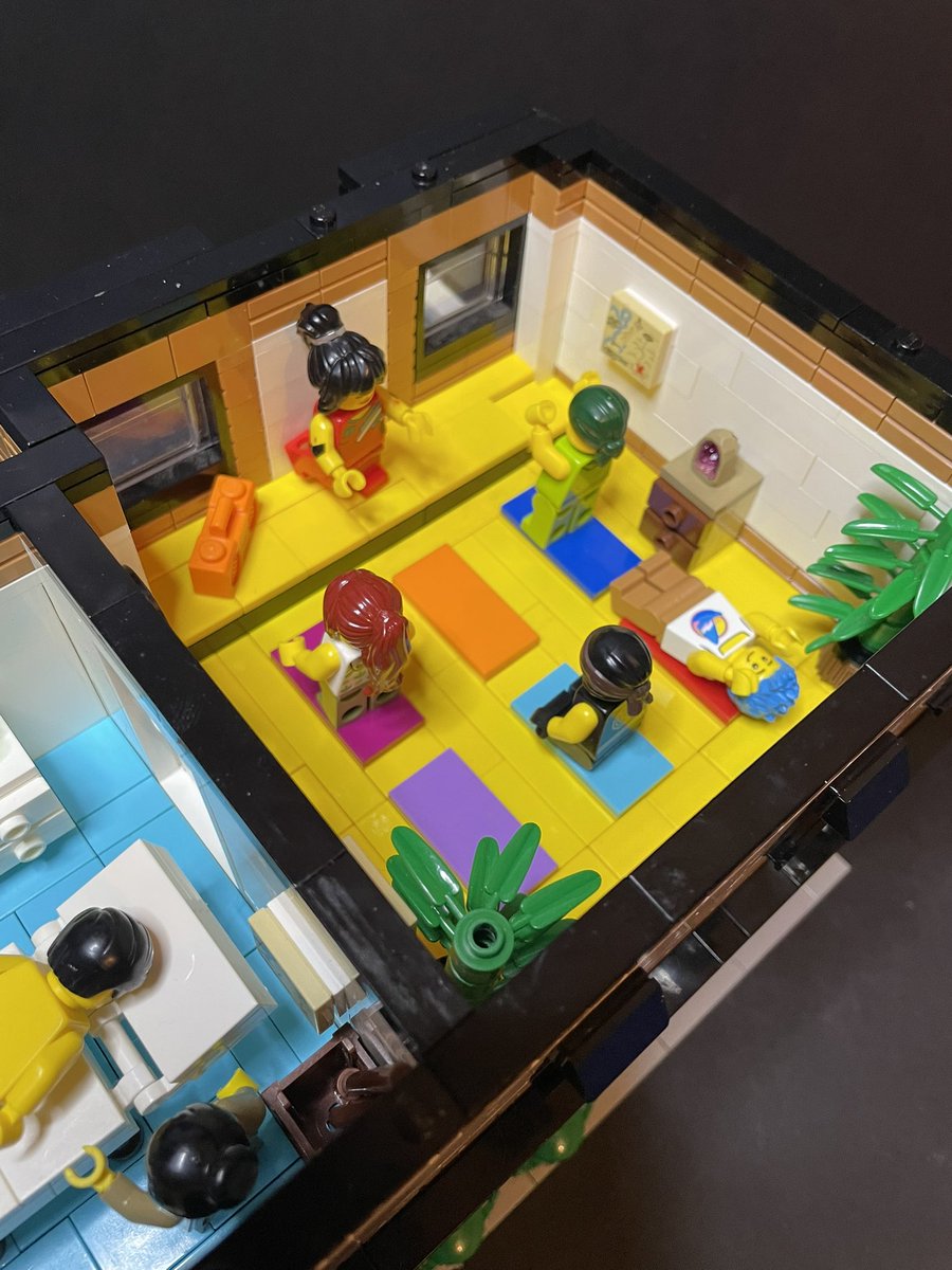TheAcodiz's tweet photo. LEGO Moc Starbucks https://t.co/2dhl0ajGkM