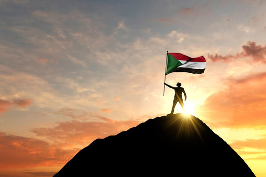 HkZuk's tweet photo. لماذا يحتفل الشعب السوداني؟

أٌبشِّر المتابعين العرب وكل من يهتم بالشأن السوداني ان أبطال قواتنا المسلحة السودانية مستمرين في تحقيق انتصارات عظيمة واستعادة مواقع استراتيجية٬ تمكنوا اليوم من بسط سيطرتهم على أجزاء واسعة من مدينة بحري شمال العاصمة الخرطوم بعد ان إلتحم جيش أمدرمان والكدرو مع جيش سلاح الإشارة بمدينة بحري وربطهم جميعًا مع جيش القيادة العامة بوسط العاصمة الخرطوم الذي كان محاصرًا وصامدًا طوال عامٍ ونصف.

بجانب هذا النصر العظيم الذي طالما انتظره أحرار الشعب السوداني أعلنت القوات المسلحة السودانية في بيانها انه تم دحر مليشيا الدعم السريع من مصفاة الجيلي للبترول التي تقع شمالي العاصمة الخرطوم ايضًا بمدينة بحري٬ بعد صبرًا طويل ودمار كبير حدث في هذه المصفاة الثمينة والغالية جدًا على الشعب السوداني٬ ومن أجلها ضحى خيّرة أبطال قواتنا المسلحة منهم الشهيد الحبيب ملازم أول/محمد صديق.

خلال شهر يناير الجاري حقق أبطال قواتنا المسلحة انتصارات عديدة مهمة ومنها تحرير مدينة ود مدني حاضرة ولاية الجزيرة التي ظلت تحت سيطرة مليشيا الدعم السريع طوال عامٍ ونيف٬ بجانب تحرير عشرات القرى بولاية الجزيرة فقط خلال هذا الشهر.

كما تحدث معارك في غرب وجنوب غرب السودان٬ حيث شهدت صحراء شمال دارفور ومدينة الفاشر معارك قوية إنتصرت فيها القوات المسلحة السودانية والقوات المتحالفة معهم على مليشيا الدعم السريع٬ وكذلك بولاية شمال كردفان تستمر المعارك لإسترداد مدن استراتيجة من ايادي المليشيا.

هذا مختصر موجز عن سبب احتفالات الشعب السوداني وعن ما حدث خلال اليوم والأيام القليلة الماضية٬ وثقتنا بالله عز وجل كبيرة بأن النصر قادم كل يوم حتى دحر آخر فرد من هذه المليشيا الفاشية.

نصر الله قواتنا المسلحة السودانية
الله ناصرنا ومولانا ومتولي أمرنا

الحمدلله الحمدلله الحمدلله ...