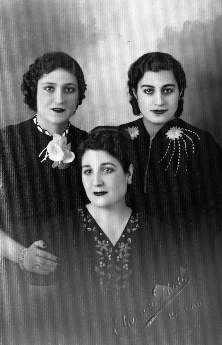 Studio Portrait of Iraqi Jewish Women, Baghdad, c. 1940 🇮🇶, image size:774x1200
