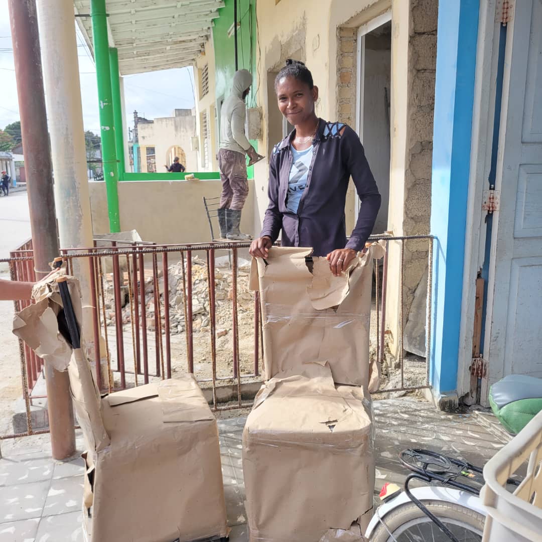 SubASocialFcia's tweet photo. Entrega de un juego de comedor a la asistenciada, madre de 3 hijos Yudisleidy Labrada Ortiz del consejo popular Florencia. 
#CubaViveYTrabaja 
#LatirAvileño 
#florenciavacontodo 
#AsistenciaSocialFlorencia. https://t.co/i7PqzGTICh