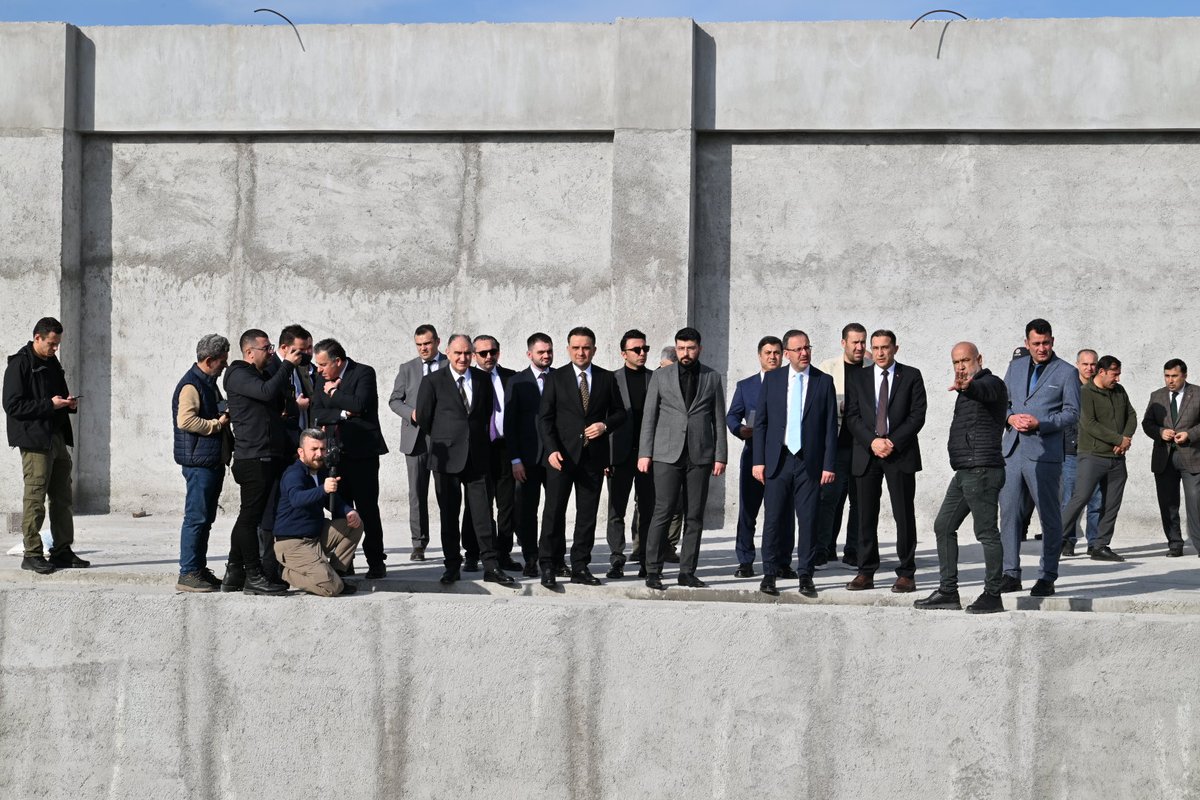 📍 Turgutlu 

Valimiz Vahdettin Özkan; 66. Hükümet Gençlik ve Spor Bakanı Dr. Mehmet Muharrem Kasapoğlu, Şehrimizin Milletvekili Murat Baybatur ve İlçe yöneticileri ile birlikte Turgutlu İlçemizde spor yatırımlarını inceledi.