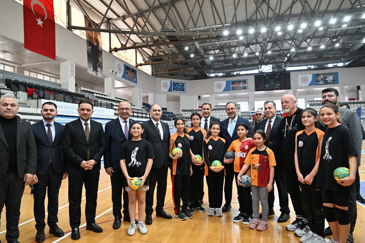 ManisaValiligi's tweet photo. 📍 Turgutlu 

Valimiz Vahdettin Özkan; 66. Hükümet Gençlik ve Spor Bakanı Dr. Mehmet Muharrem Kasapoğlu, Şehrimizin Milletvekili Murat Baybatur ve İlçe yöneticileri ile birlikte Turgutlu İlçemizde spor yatırımlarını inceledi. https://t.co/6EY5Jp8bvK