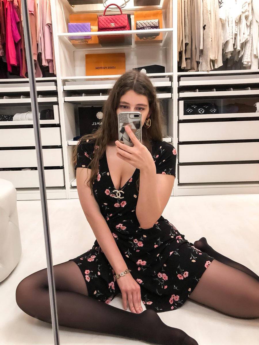 purplelenax's tweet photo. Do you like my Outfit? 😊
#tights #nylons #minidress #strumpfhose #longlegs #femininestyle #blacktights #tightsoftheday #collants https://t.co/2cVKcDjLYf