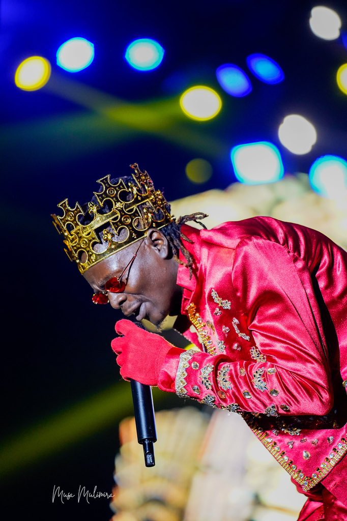 It costs nothing to retweet this post and show love to King Saha

#KingSahaLiveInConcert