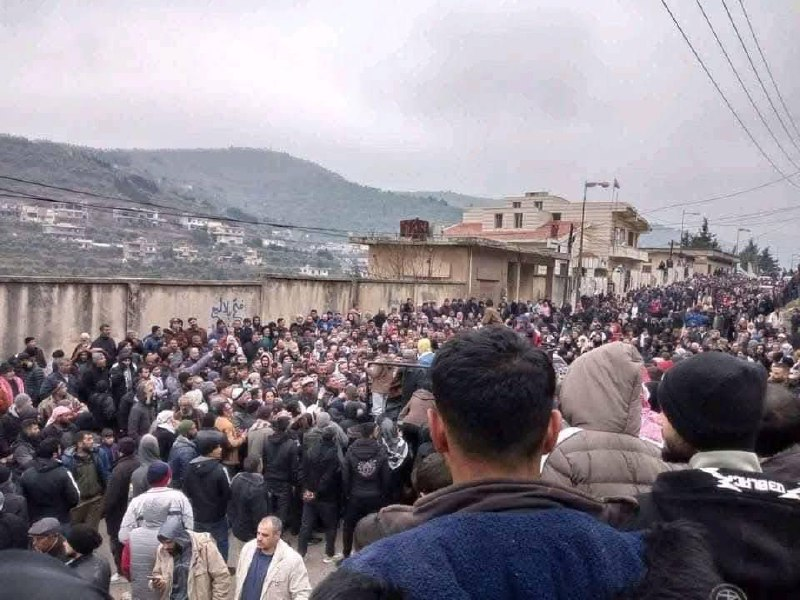 narrativeflow_'s tweet photo. El pueblo sirio protesta contra la banda criminal de al-Julani en los suburbios de Homs. https://t.co/WbuRX1xuR1