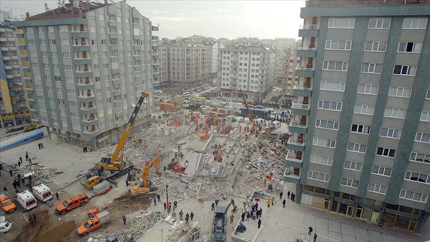 syf_kync's tweet photo. Konya’da 4 katlı binanın çökmesinin ardından aklıma Zümrüt Apartmanı faciası geldi.

21 yıl önce, 2 Şubat 2004 tarihinde Konya'da Zümrüt Apartmanı çökmüş ve 92 kişi hayatını kaybetmişti.

8 gün sonra Zümrüt Faciasının 21. yıl dönümü. 21 yıl geçti ama pek bir şey değişmedi.
#Konya https://t.co/3aYmcKSj1R