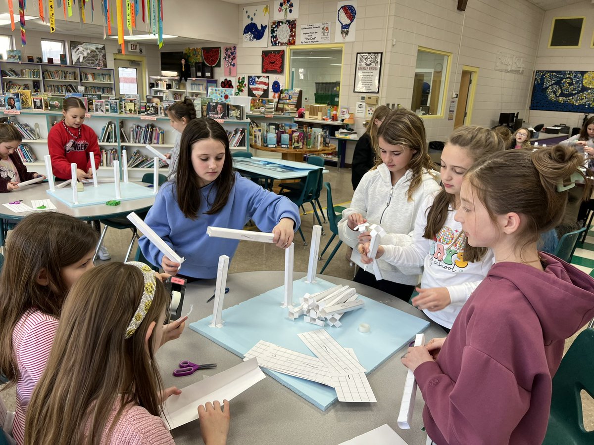 barkleybridge's tweet photo. Virtual Qweebi Roller Coasters &amp; beginnings of Paper Roller Coasters during Girls Who Code! @lauralamb11 @jamiepdutton12 https://t.co/hhMNh06dW2