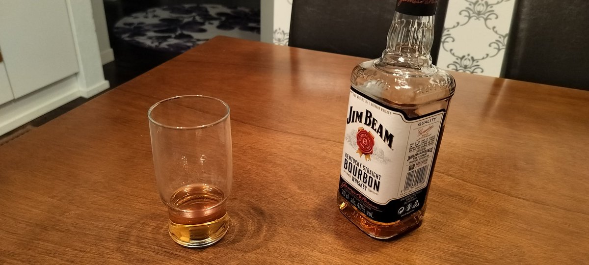 I dont drink whiskey so often, and didnt had 40years old whiskey but at least percentage of this bottle match with my age today so why not 😁 i wish awesome weekend for all my friends!