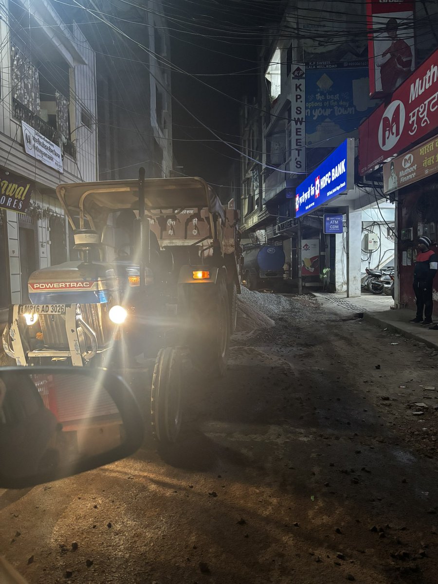 KheraAshrey's tweet photo. Someone’s private property 🙏🏻
Strict action should be taken against who thinks that they can block the main routes and divert the traffic w/o any permission.
#Ashoknagar# Station road 

@CMMadhyaPradesh @CAshoknagar https://t.co/AQrbZUW0cg