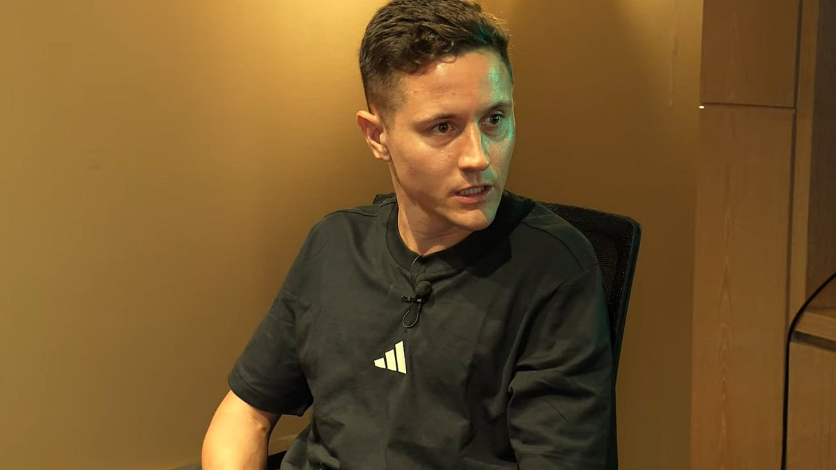 la12tuittera's tweet photo. 🗣️#AnderHerrera con @FlavioAzzaro s/por qué es HINCHA DE #BOCA:

“La palabra hincha yo le doy mucha importancia. Yo soy un admirador de Boca. Hincha es el que gasta su dinero para ir a la cancha o el niño que sorteó la play para ir a la final en Brasil.

Cuando me dicen: ‘¿eres hincha de Boca?’ Les digo que soy un admirador del club. Soy una persona que desde pequeño me llamó mucho la atención. Mi padre por trabajo viajaba mucho a Argentina y siempre me traía camisetas de #Boca. Tengo una valija con 30 camisetas de #Boca. 

Yo además de futbolista yo soy futbolero. Entiendo al futbolista que tiene las cualidades, juega al fútbol, termina y ya está, pero tengo un pequeño lado romántico del fútbol y Boca es eso. Boca es PASIÓN y ES LA GENTE. Por lo menos es lo que yo desde España he sentido y lo he confirmando desde que estoy aquí”.