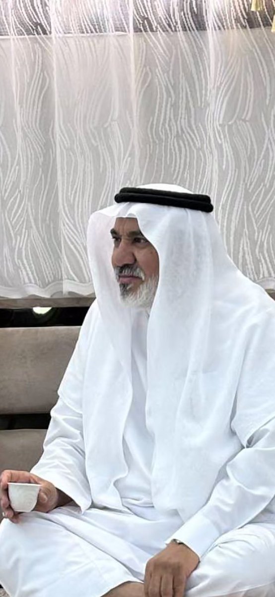 هو هاذا اللي يستحق انك تقول له حي عينه 
راعي ابشر واحتزم في حرب ولا في سلامي 

فعل ابوي اللي عسى ربي يطول في سنينه 
جاعلن لي بين خلق الله مكانه واحترامي  

               محمد بن سراج