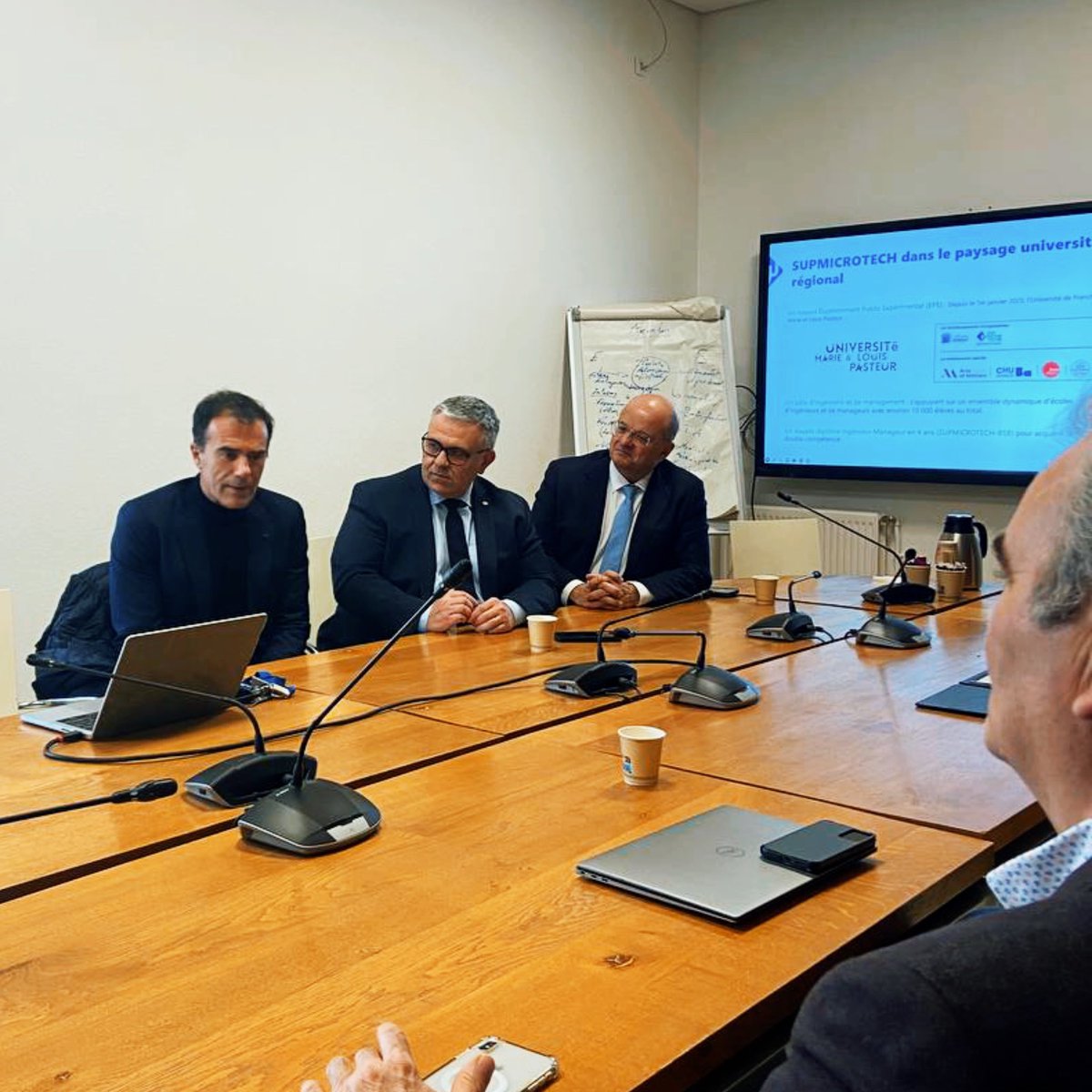 sandrogozi's tweet image. Tour de #France des #Régions : étape en Bourgogne-Franche-Comté avec @GrudlerCh et @CroizierLaurent🇫🇷

Et on a démarré par la visite de la gare transfrontalière de Delle, financée par l’UE. À Belfort, j’ai eu le plaisir de participer aux vœux de mon collègue et ami Christophe 1/3