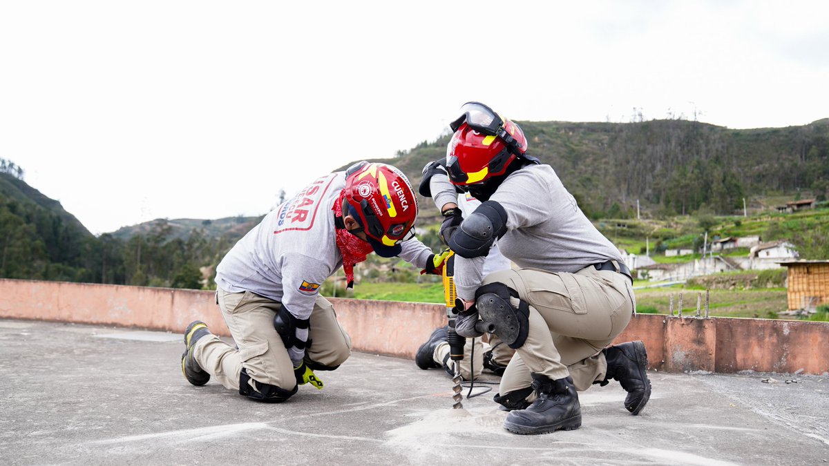 Bomberos_Cuenca's tweet photo. El Equipo #USAR de #BomberosCuenca se entrena en un escenario similar a una zona afectada por un terremoto, con estructuras colapsadas, por lo que toma las medidas necesarias para rescatar a las personas atrapadas. https://t.co/9aiq6IJboj