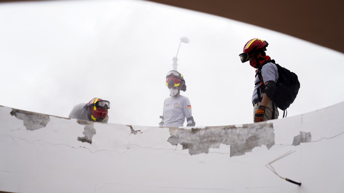 Bomberos_Cuenca's tweet photo. El Equipo #USAR de #BomberosCuenca se entrena en un escenario similar a una zona afectada por un terremoto, con estructuras colapsadas, por lo que toma las medidas necesarias para rescatar a las personas atrapadas. https://t.co/9aiq6IJboj