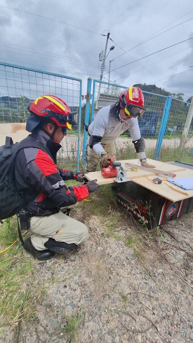 Bomberos_Cuenca's tweet photo. El Equipo #USAR de #BomberosCuenca se entrena en un escenario similar a una zona afectada por un terremoto, con estructuras colapsadas, por lo que toma las medidas necesarias para rescatar a las personas atrapadas. https://t.co/9aiq6IJboj