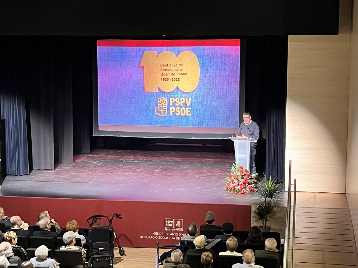 Emocionante acto que pone el colofón al Centenario de <a href="/psoequart/">PSOE Quart de Poblet</a> escuchando al compañero <a href="/patxilopez/">patxilopez</a>
Que sean cien años más! Porque con <a href="/Cristina_M_L/">Cristina Mora Luján</a> y <a href="/DianaMorantR/">Diana Morant</a> hay socialismo para rato en Quart de Poblet!