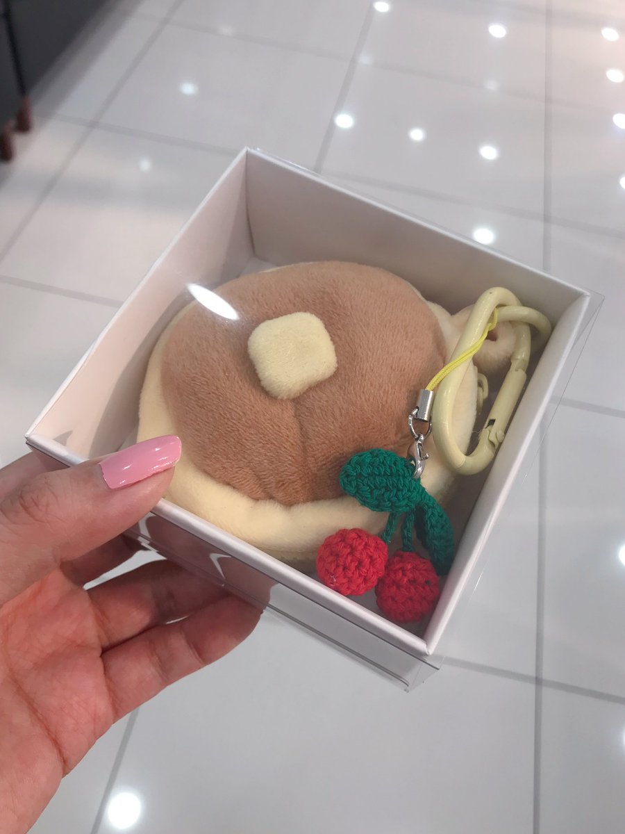 iamyunji's tweet photo. 뜨거웠던 지난 여름부터 열심히 굽기 시작해서
이제야 다 구워진 미니미니 팬케이크 파우치 :D

이번 토, 일 디페와 아이소에서
가장 처음 맛보실 수 있답니다. 

체리, 생크림딸기 토핑 두가지 맛이 있으니
취향대로 주문하셔요😆🥞

부스번호 I2 입니다 https://t.co/5oNVSePZv6