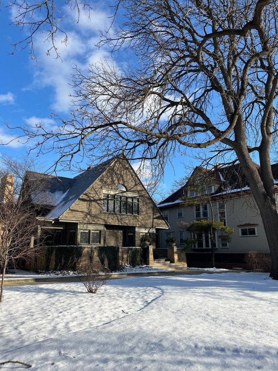 flwtedu's tweet photo. Although we're missing lush plant life this time of year, the bare winter trees offer an uninterrupted view of the shapes, lines, and shadows of Wright's Home and Studio. ❄️

#franklloydwright #chicagoarchitecture #oakpark #winterwonderland https://t.co/yEpiu3aoPV