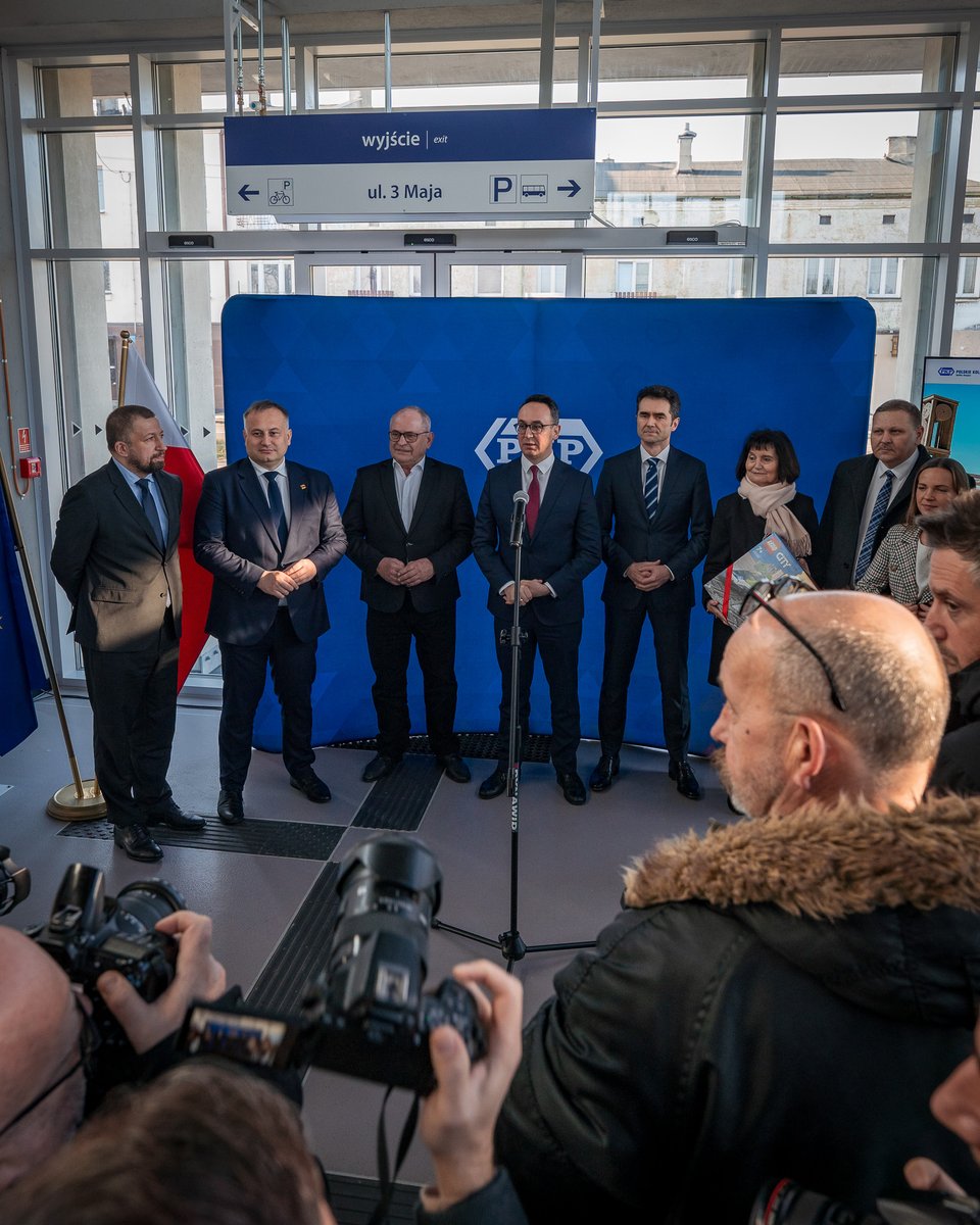 KolejLodzkie's tweet photo. Polska stolica kolei – Koluszki – świętuje dziś otwarcie nowego dworca!
Z radością witamy nowy rozdział w historii miasta i jednocześnie z sentymentem żegnamy dotychczasowy budynek, służący podróżnym od 1968 r. Coś się kończy, coś się zaczyna...

#Koluszki #łódzkie #kolej #pociąg https://t.co/v4jYM9CNLh