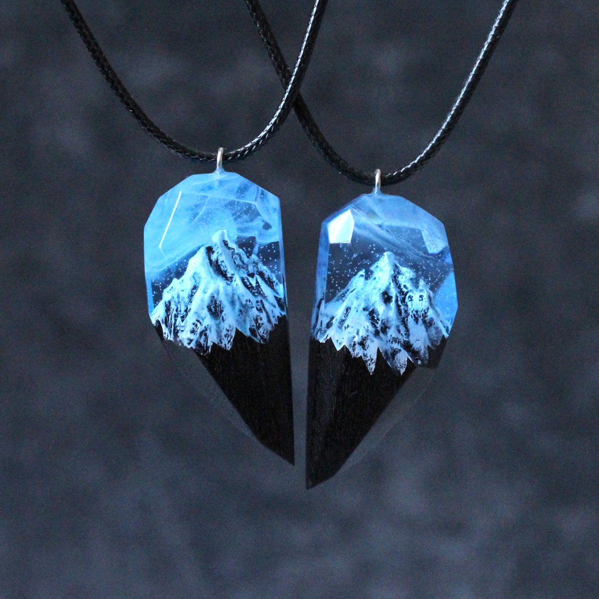 SOGDbrand's tweet photo. ❄️ Snowy peaks for two! These handcrafted mountain pendants are perfect for couples who love nature and adventure.
🛒 Shop now on Etsy: https://t.co/SUyNm9W3Th

#CoupleJewelry #HandmadeWithLove #NatureInspired https://t.co/Cg4QuJA0HQ