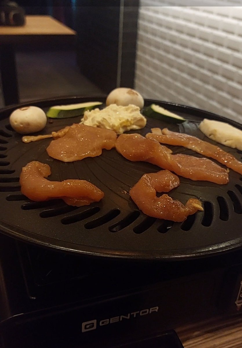 Varlet_'s tweet photo. Heute wieder Mädelsabend mit Sushi und Korean BBQ und eigenem Tischgrill. So leckeres Lachssushi hab ich selten gegessen 
So yummy 🤤
#Hamburg #Sushi #KoreanBBQ #Mädelsabend https://t.co/7Cwl5yg7UE