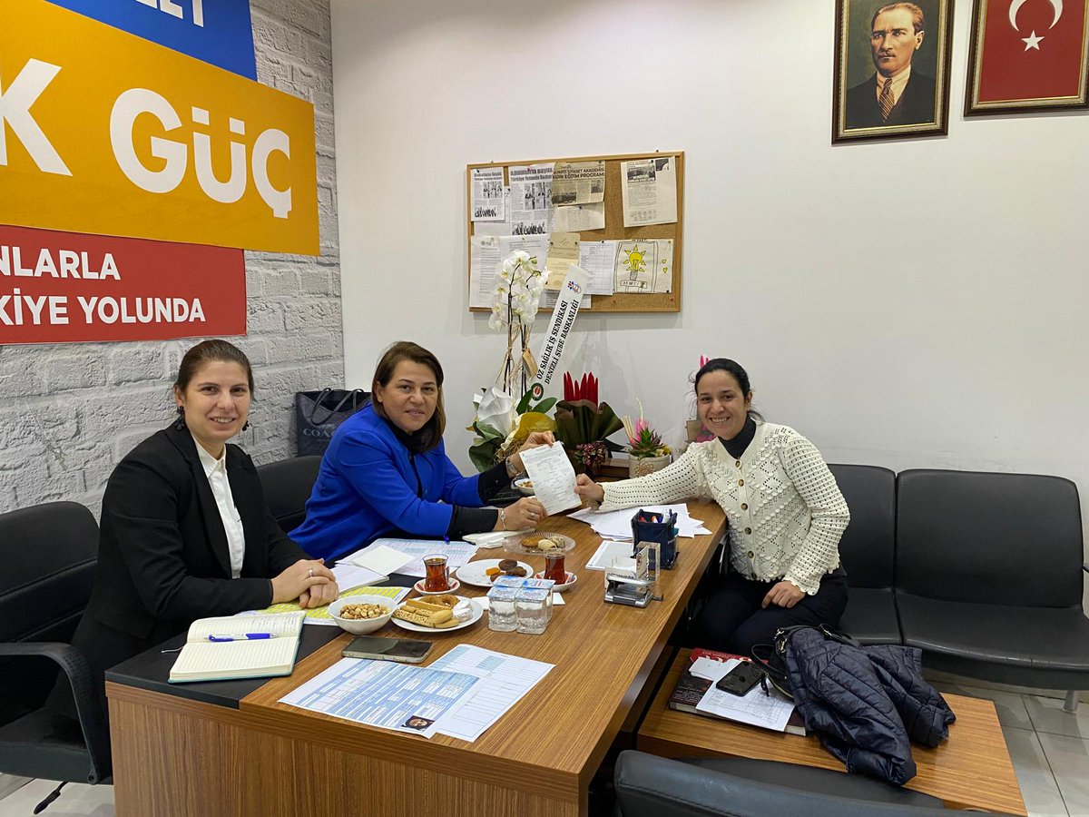 Genel Merkez Kadın Kolları MKYK Üyemiz <a href="/BozdagHatice/">Hatice Bozdağ🇹🇷🇹🇷</a> ve Başkanımız <a href="/mnevvertekasla1/">Münevver Tekaslan🇹🇷</a> bugüne kadar Partimize gönülden bağlı olan Hatice Karaalp'in üyeliğini gerçekleştirdiler.

Hatice hanım varsan biz daha güçlüyüz... #AKParti #sensizolmaz 💐🥰
Canla, başla ilk günkü heyecanla...