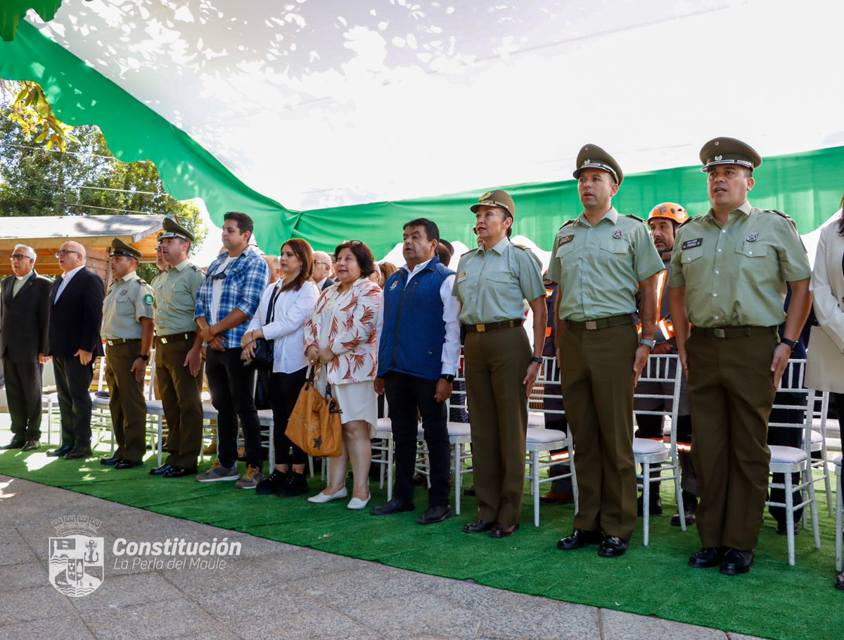 Hoy conmemoramos 8 años de la valentía de los Suboficiales Mayores Freddy Fernández y Mauricio Rocca, quienes perdieron la vida en 2017 durante los incendios en Maquehua. Su compromiso con la comunidad nos inspira y resalta el verdadero significado del servicio público.