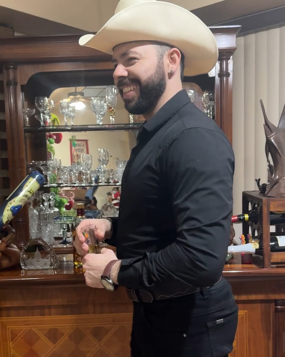 guaposobson's tweet photo. Este guapo es Jorge Grijalva, instructor de gym, nutriologo y guapo de Obre, que opinan? https://t.co/nf1CIUPqKB