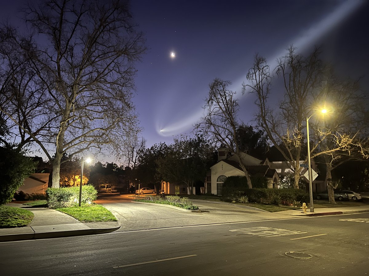GrahamMcNeill's tweet photo. Out walking the dogs this morning and happened to see the SpaceX rocket out of Vandenberg flying overhead... https://t.co/HxERYlgDb1