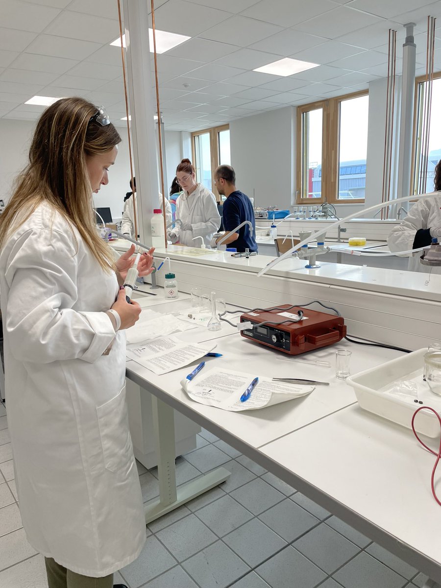 LeaTssn's tweet photo. In November I had the chance to participate at the FrenchBic summer school in Grenoble. It was an incredible experience, very enriching and marked by very beautiful encounters. Thanks to the organizing committee! 🧪👩🏽‍🔬👩🏽‍💻☀️

@FrenchBIC_CNRS https://t.co/sJbQLERUZ5