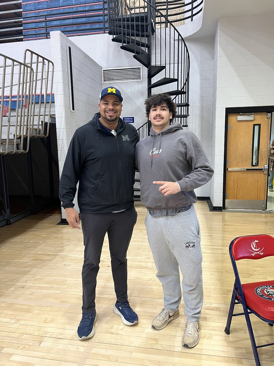 austin_hoane22's tweet photo. Had a great talk with @grant_newsome really appreciate taking your time and coming by school 〽️〽️@reid_kuhl @CoachHennigan @CoachVann35 @CoachHarding55 @CSmithScout @Michael_Hoane59 https://t.co/HHyy0rN5YU