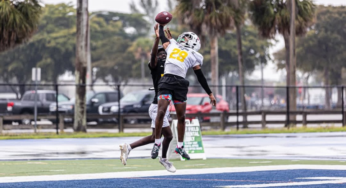 Catch of the weekend belongs to the defense 🥷🏾 <a href="/PodyumBowl/">The Podyum All-Star Bowl</a>