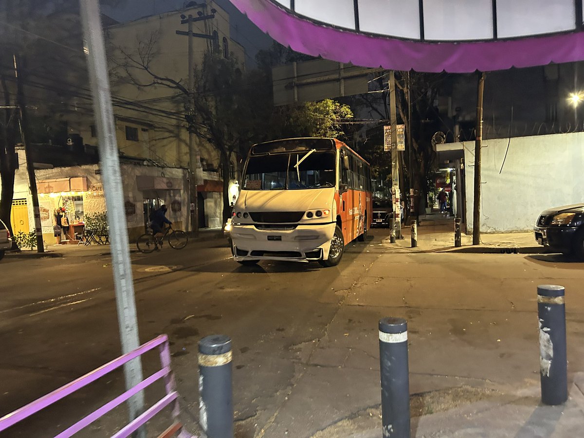 dorrmida's tweet photo. En Leonardo Da Vinci, Nonoalco, CDMX los camiones hacen lo que quieren… tráfico, ruido, inseguridad…@LaSEMOVI @VigimoviCDMX @inveacdmx @UCS_GCDMX @AccionesBJ @MixcoacUnidos siempre lo mismo… día, tarde y noche… https://t.co/diQmN9kCai
