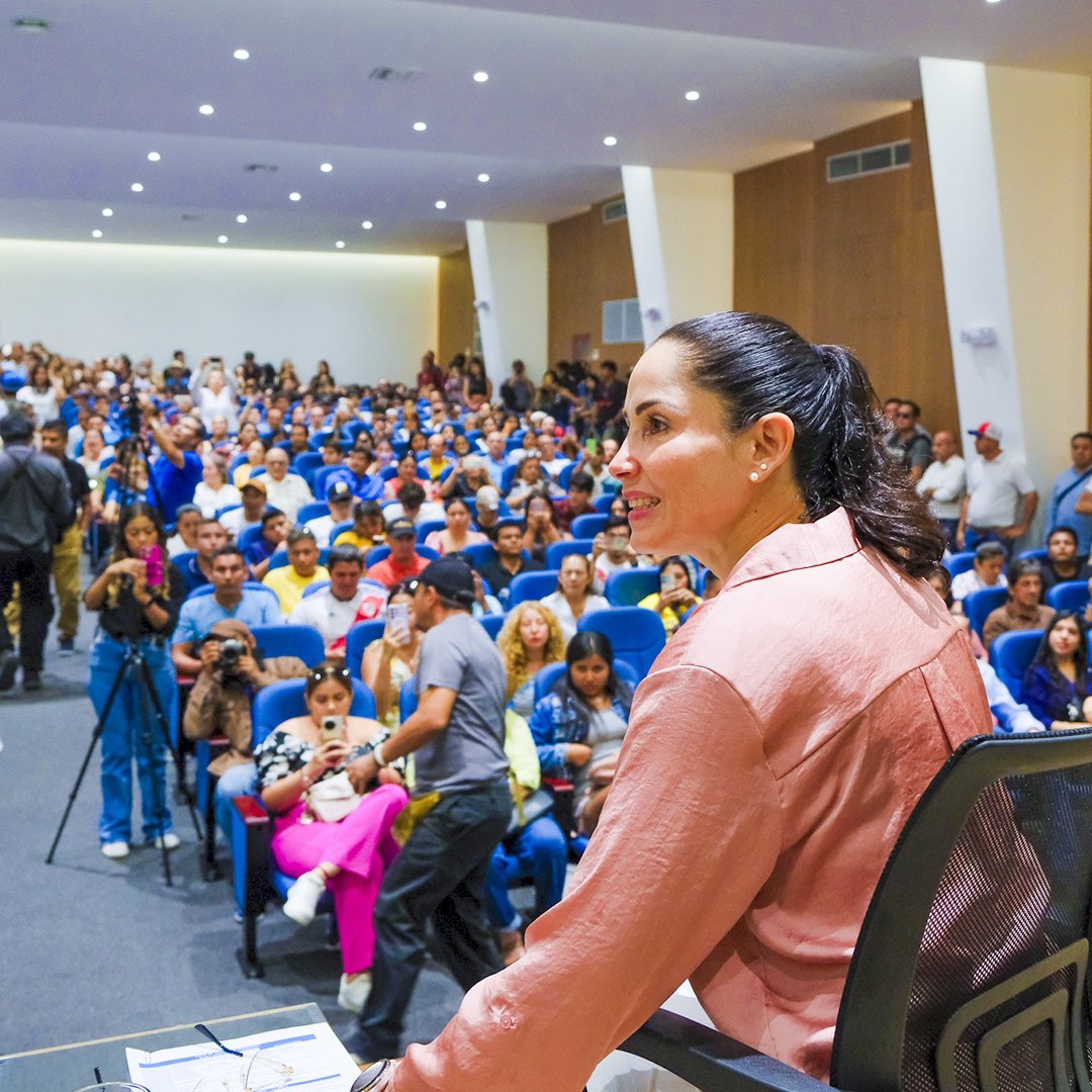 LuisaGonzalezEc's tweet photo. ¡Para nuestros jóvenes, todo y más! 

Gracias a la Universidad Técnica de Manabí por este espacio de diálogo y esperanza. La educación pública es la base del desarrollo, y juntos la vamos a revivir y fortalecer como se merece. ¡A trabajar por el país que soñamos!

#RevivirEcuador🇪🇨
#LuisaPresidenta
#CambioSeguro