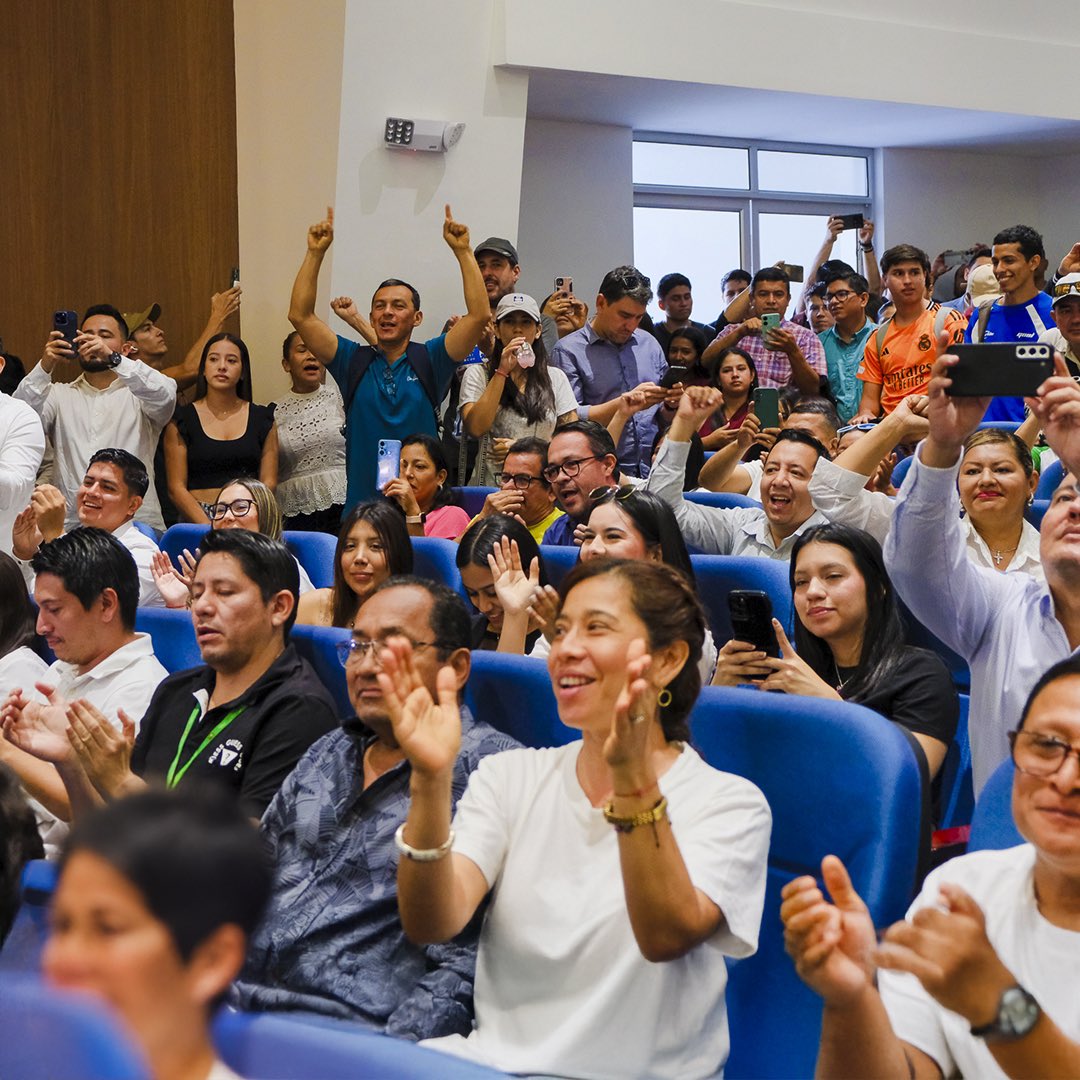 LuisaGonzalezEc's tweet photo. ¡Para nuestros jóvenes, todo y más! 

Gracias a la Universidad Técnica de Manabí por este espacio de diálogo y esperanza. La educación pública es la base del desarrollo, y juntos la vamos a revivir y fortalecer como se merece. ¡A trabajar por el país que soñamos!

#RevivirEcuador🇪🇨
#LuisaPresidenta
#CambioSeguro