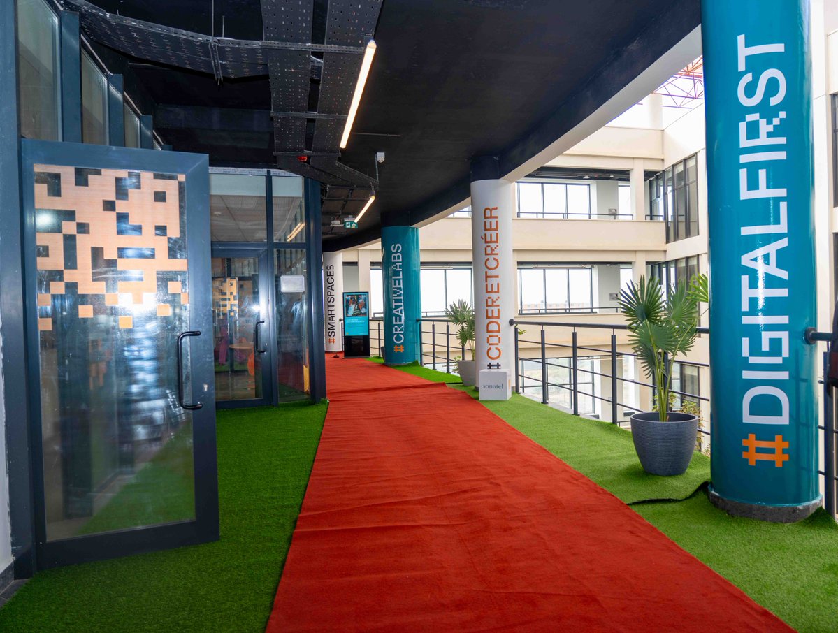 ODCSenegal's tweet photo. Le Orange Digital Center Club de @MahtarMbow , construit par Sonatel, ouvre de nouvelles perspectives aux étudiants ! 
💻 Des salles modernes pour explorer le numérique, développer leurs compétences et construire l'avenir.

#OrangeDigitalCenter
#OdcClub https://t.co/ZGBHtsqVzL