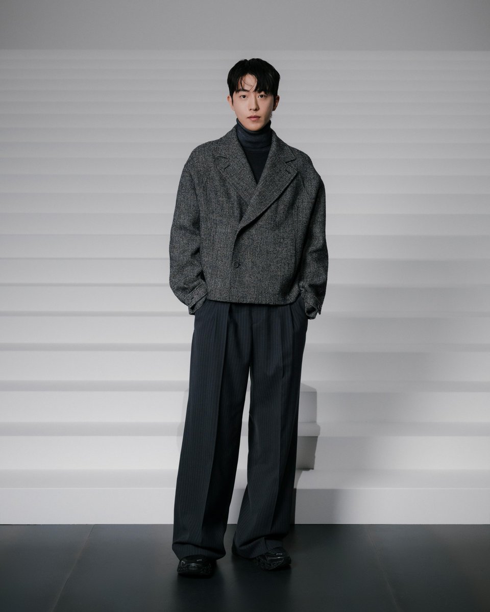 Dior's tweet photo. The #DiorWinter25 show https://t.co/lM6BSA4hjL in Paris drew Nam Joo-hyuk to the École Militaire to attend the unveiling of Kim Jones's latest collection.
#StarsinDior https://t.co/2sCoXVyHtH