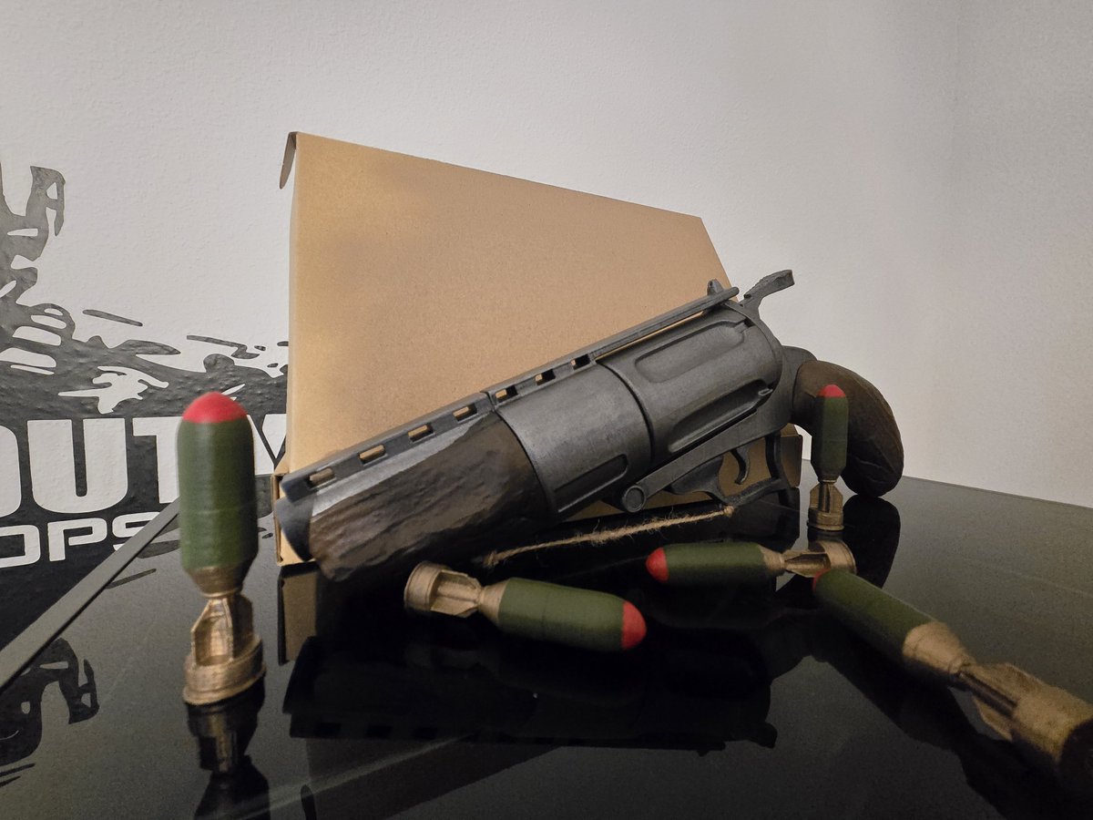 ZMCustoms64's tweet photo. 3D printed and painted #theghoul gun from the #fallouttvshow #SmutNetwork #3DPrinting https://t.co/IjzzaNFYwF