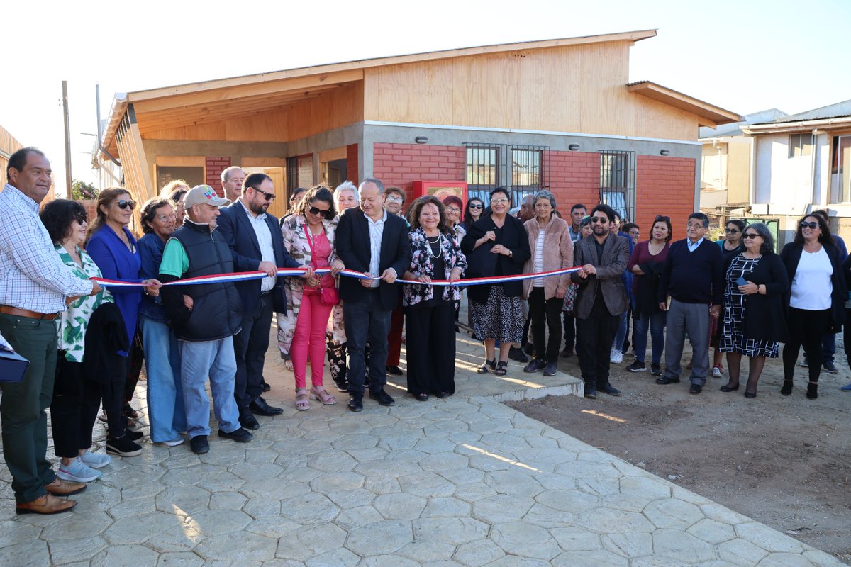 Con inversión Subdere, los vecinos/as de la Villa Las Américas de Los Vilos recibieron su sede remodelada. 
El proyecto ejecutado a través del PMU de Subdere, beneficiará directamente a cerca de 300 personas.
Trabajo colaborativo entre el municipio, la Subdere y la comunidad.