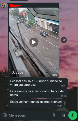 bellagozafarofa's tweet photo. a rua COMPLETAMENTE ALAGADA e o corno do patrão falando de atraso https://t.co/EeCGBJ3f2B