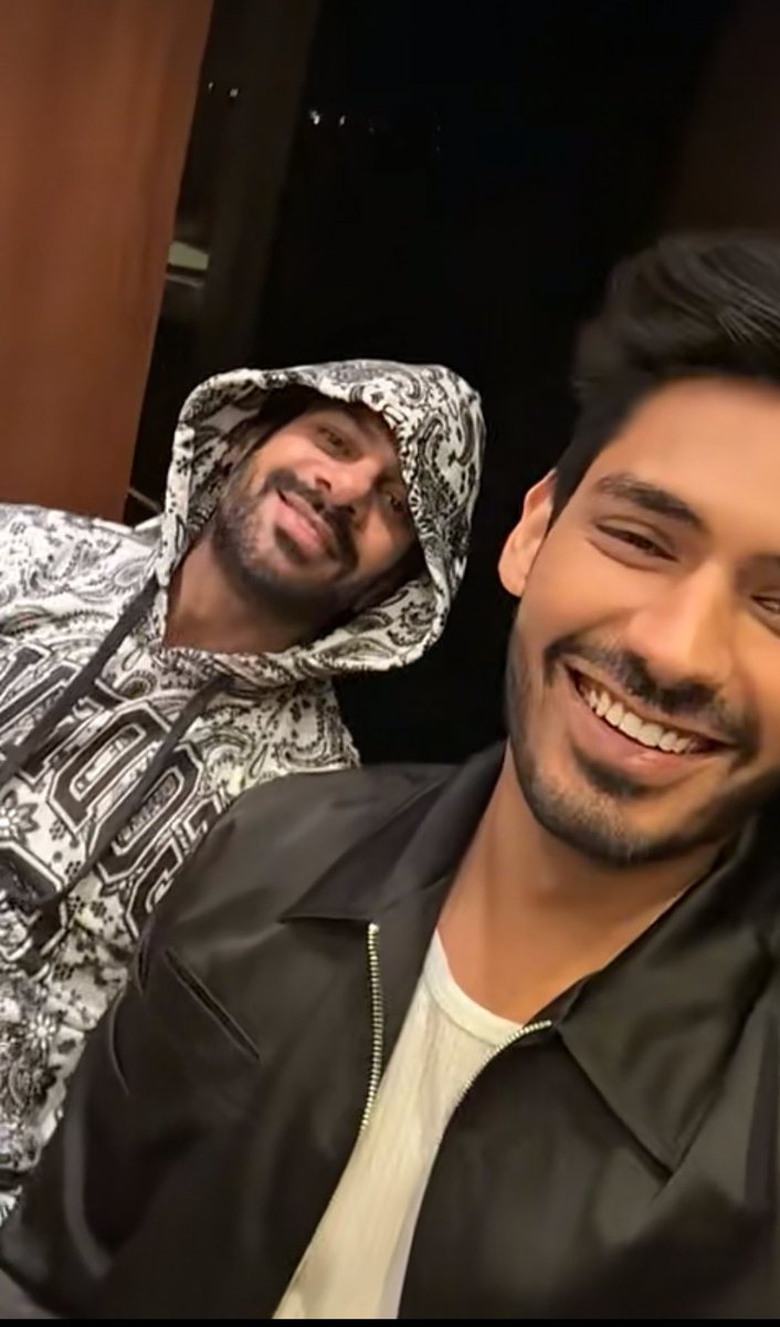 Shinning__g's tweet photo. And the og #DigVeer selfie✌️

#KaranveerMehra #DigvijaySinghRathee https://t.co/j3hFX2DUD1