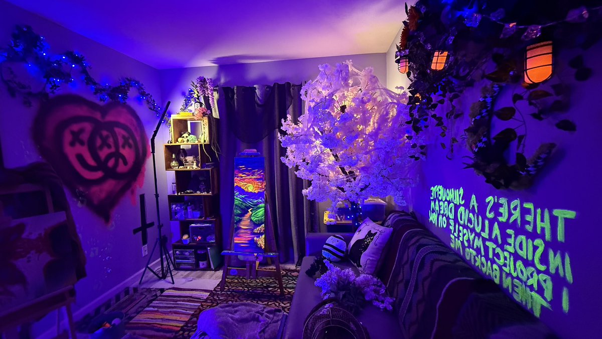 uvnoir's tweet photo. when the art studio becomes the wip lmao https://t.co/CpTS4TnYoG