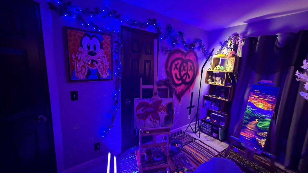 uvnoir's tweet photo. when the art studio becomes the wip lmao https://t.co/CpTS4TnYoG