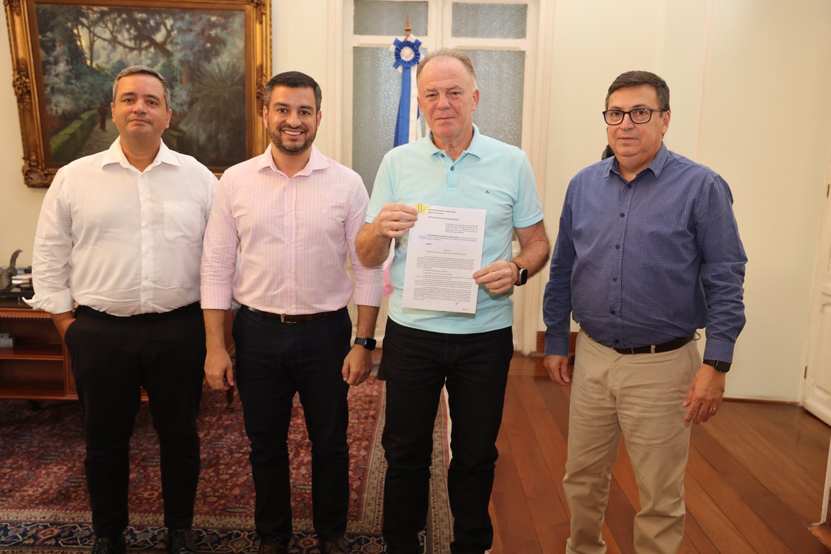 Casagrande_ES's tweet photo. Assinamos hoje o decreto que regulamentará a exploração do serviço público de jogos lotéricos no Estado do Espírito Santo. A regulamentação trará segurança jurídica para a população, órgãos de controle e cidadãos, reafirmando o compromisso do Governo do Estado com a legalidade e a responsabilidade social.
